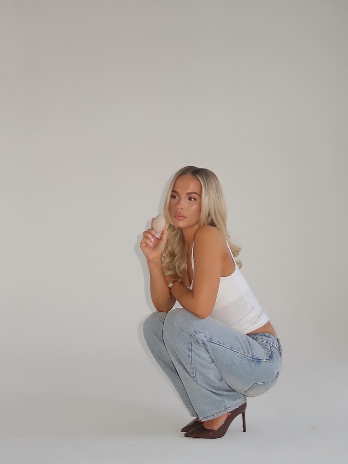 Ellie, MELY founder, doing makeup on set